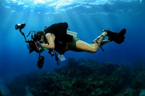 US_Navy_120209-N-XD935-302_Mass_Communication_Specialist_1st_Class_Shane_Tuck,_assigned_to_the_Expeditionary_Combat_Camera_Underwater_Photo_Team,_c